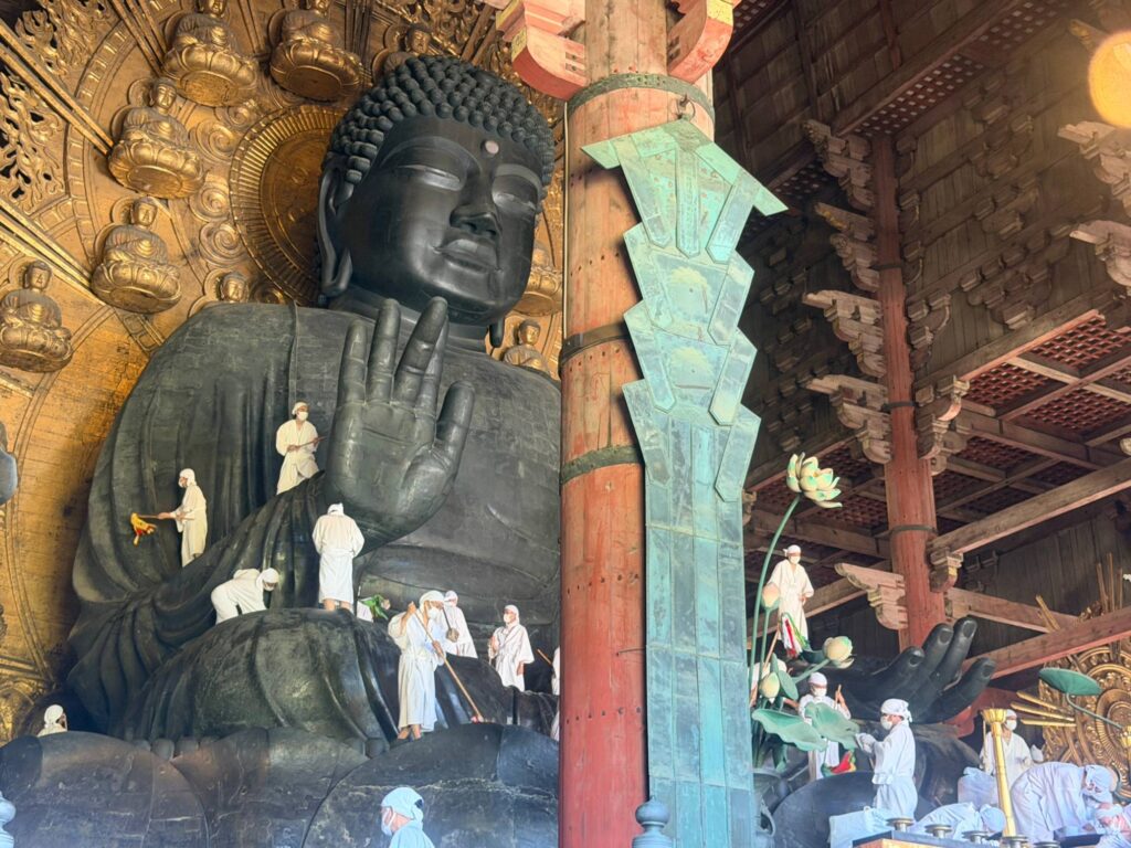 お身拭い中の大仏さまと白衣の人たち