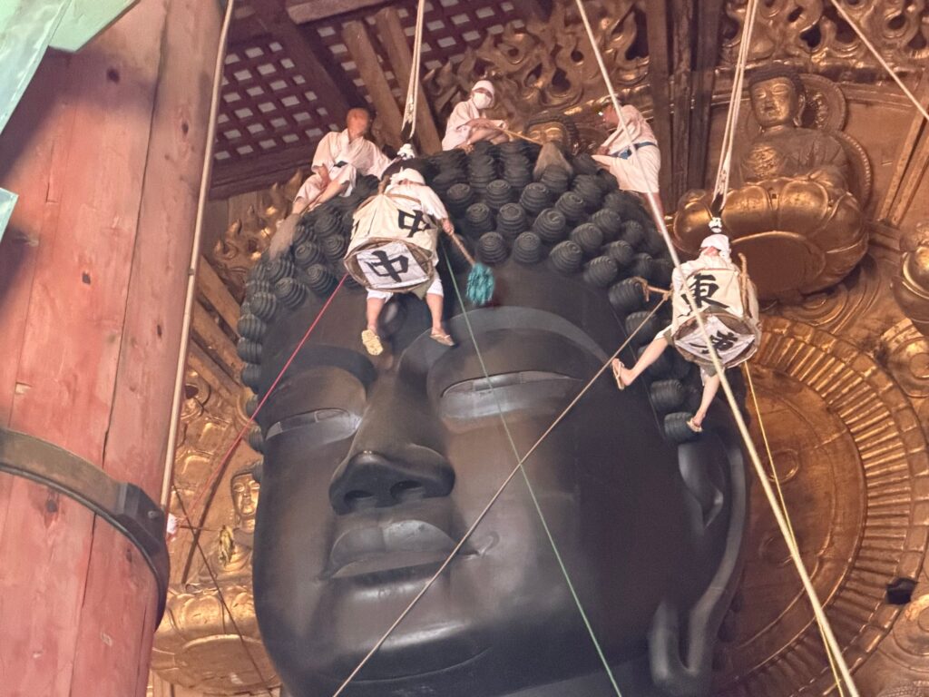 大仏さまのお顔を掃除する様子
