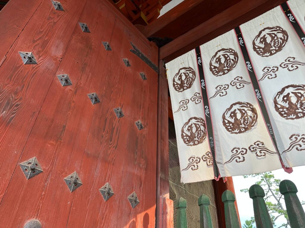東大寺 中門の朱色の扉と幕
