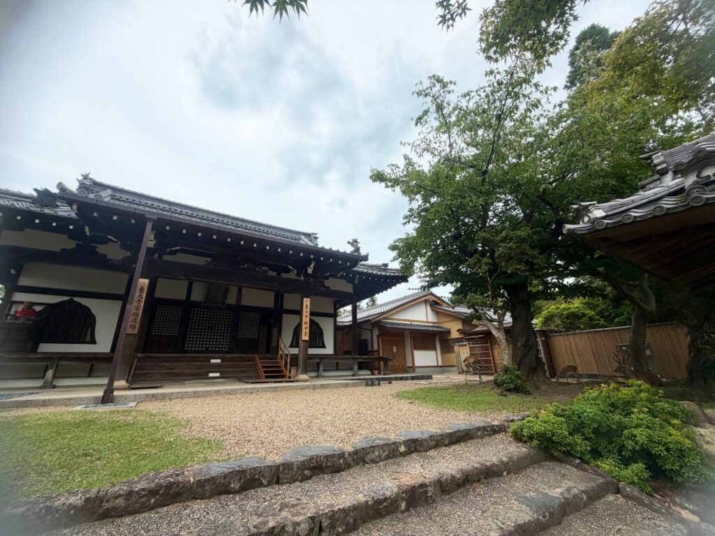 東大寺 指図堂の外観と鹿