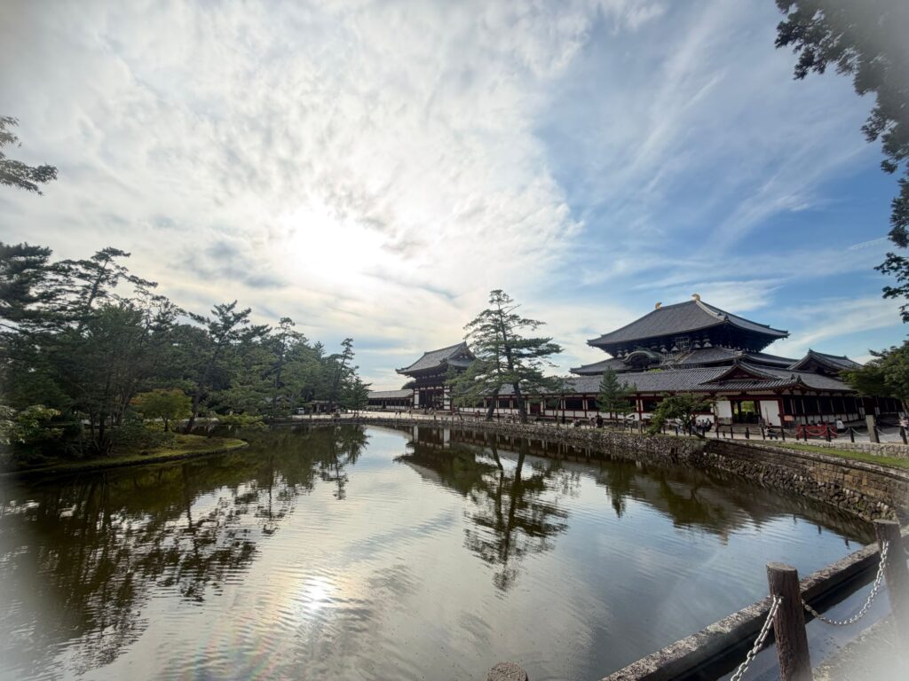鏡池に映る東大寺の中門と大仏殿